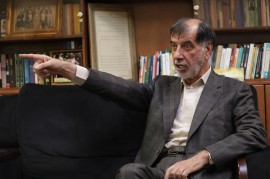 محمدرضا باهنر، دبیرکل جبهه پیروان خط امام و رهبری می گوید: وزارت جای آزمون و خطا نباید باشد. باید خیلی با دقت چیدمان کابینه انجام شود و جوانی و تجربه توامان باشد. این که می گویند افرادی که در دولت روحانی یا رئیسی و دیگر دولت ها، وزیر بوده اند را نباید استفاده کنیم، حرف غلطی است....