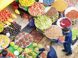 گزارش رسمی تورم مرداد پر از نکته و شگفتی است. مثلا از تورم نقطه‌به‌نقطه ۵۴ درصد بخش حمل‌ونقل عمومی خبر می‌دهد درحالی‌که همین دولت در مصوبه سقف اجاره‌بها مالکان را موظف کرده بود نهایتا ۲۶ درصد روی رقم پارسال بکشند....