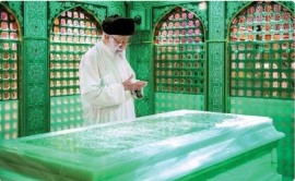 مضجع مطهر امام رضا (ع) با حضور رهبر انقلاب غبارروبی شد