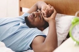 عوارض کم‌خوابی؛ از اشتهای کاذب تا اسپاسم چشم