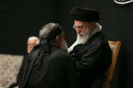 حضور رهبر معظم انقلاب در مراسم عزاداری شب عاشورا در حسینیه امام خمینی/ امام خامنه‌ای به محمود کریمی: «ای ایران» بخوان/خاص ترین لحظات ورود رهبر انقلاب