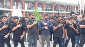 حضور حسن یزدانی در دسته‌روی روز عاشورا 