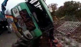 انحراف مینی بوس در محور دودانگه ۸ مصدوم بر جای گذاشت