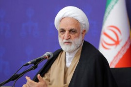 حجت‌الاسلام والمسلمین محسنی اژه‌ای، رئیس قوه قضاییه گفت:؛ باید برای همگان تبیین شود که علت و ریشه دشمنی و عناد رژیم آمریکا با ایران اسلامی چیست؛ واقعاً انسان تعجب می‌کند از برخی افراد که دل خوش دارند تا آمریکا قدمی برای ایران بردارد ....