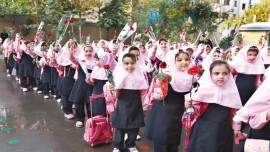 دانش آموزان مازندرانی زیرباران به مدرسه رفتند