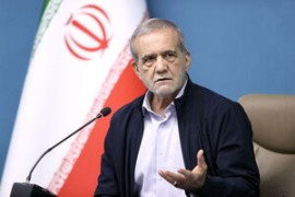 رئیس‌جمهور با تاکید بر اینکه نباید تصور کنیم که می‌توانیم بدون پشتیبانی و مشارکت مردم مشکلات را رفع کنیم، گفت: نباید مردم را به خودی و غیرخودی تقسیم کرد این مردم به دنبال عزت، سربلندی کشورشان هستند ....