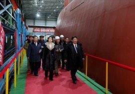 بازدید کیم از محل ساخت زیردریایی هسته‌ای کره شمالی+ عکس