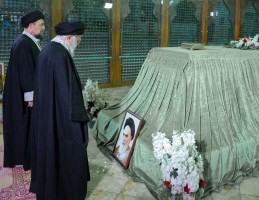 رهبر انقلاب در مرقد مطهر امام راحل (ره) حضور یافتند