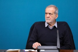 پزشکیان با اشاره به صحبت‌های یکی از نمایندگان استان گلستان حاضر در جلسه، گفت: همین حرف‌ها را می‌زنید که مردم به خیابان می‌ریزند و می‌گویند دارید اما به ما نمی‌دهید، چقدر به مردم وعده دادید و اجرا نکردید؟ آنچه که دولت باید انجام  دهد، با قدرت در حال انجام آن است و....