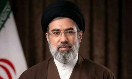 زمانی که آیت‌الله سید مجتبی خامنه‌ای، رهبر انقلاب را در نهم اسفند به بیمارستان آوردند، خوشبختانه اتفاق خاصی برای ایشان رخ نداده بود و صرفا چند زخم برداشته بودند/ این زخم‌ها به نوعی نبود که بخواهد چهره‌شان را مخدوش یا ایشان را جانباز کند و یا قطع عضو داشته باشند/ چند بخیه در محل جراحات و روی پای رهبری زده شد