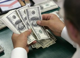 استقبال بازار خودرو از دلار ۲۲ هزار تومانی/ حالا نوبت گرانی گوشی همراه است/ اشکال محاسباتی تیم اقتصادی دولت، دلار را 20هزار تومان کرد/ ممنوعیت اعلام قیمت فروش مسکن در سایت‌ها، نتیجه عکس داد....