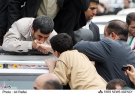 عکسی جالب از احمدی نژاد در شهر رشت
