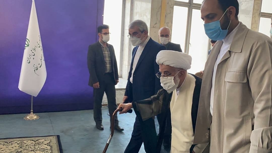 حضور آیتالله جنتی و کدخدایی در پای صندوق رای