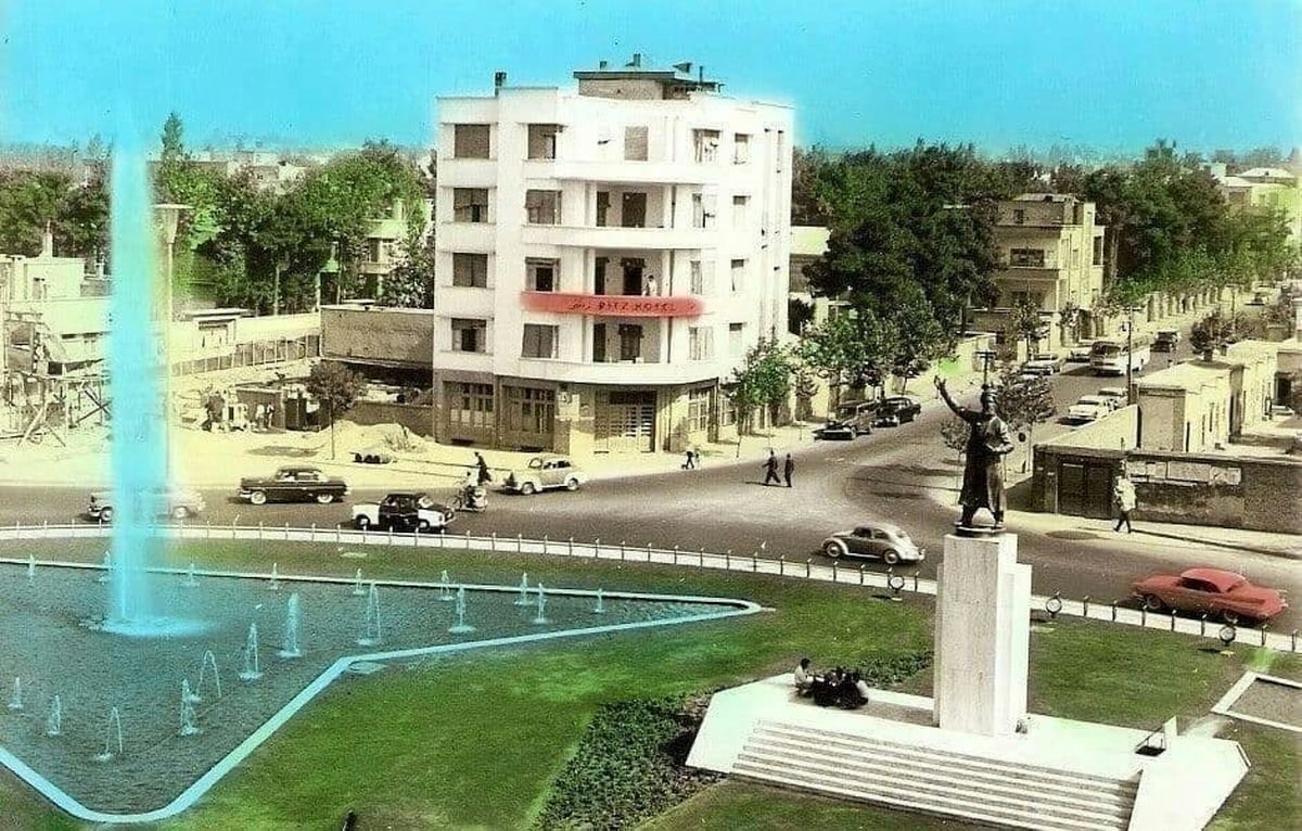 خلوتی دیدنی میدان فردوسی در سال ۱۳۴۰ +عکس