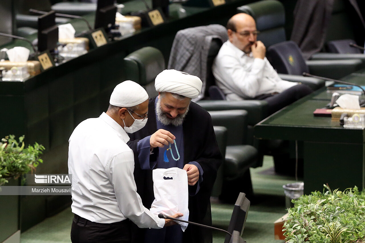 پخش سوغاتی در مجلس