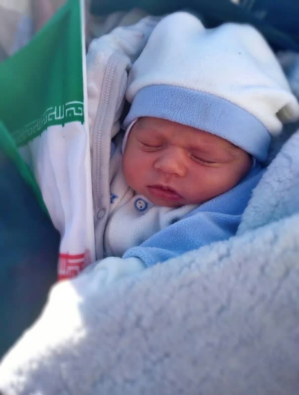 علی آقا ۵ روزه کوچولوترین شرکتکننده راهپیمایی امروز