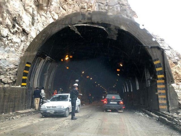 ستاد مدیریت بحران آمل: به علت ریزش کوه، ۸ خودرو با ۲۲ مسافر در تونلی در  جاده هراز محبوس شده بودند / پلیس راه مازندران: محبوس نشده بودند؛ خودمان به  داخل تونل