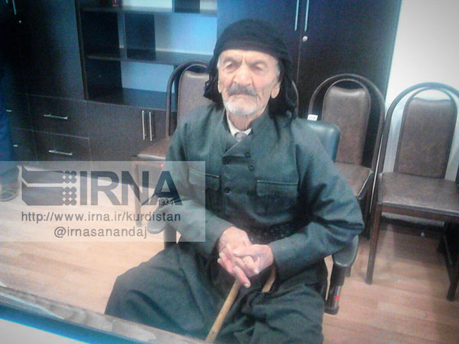 ثبت نام پیرمرد 107 ساله در انتخابات شوراها