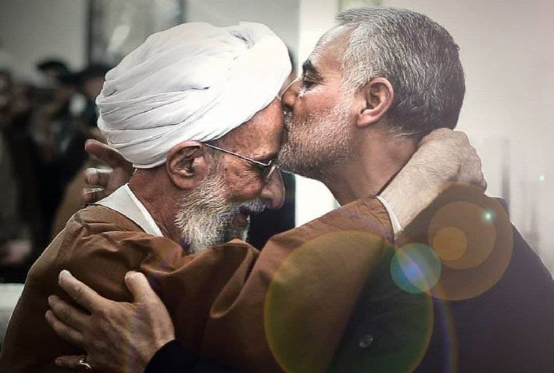 بوسه سردار سلیمانی بر پیشانی آیت الله مصباح یزدی