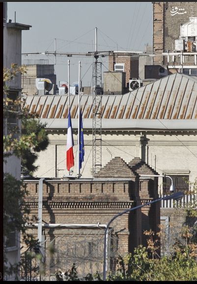 عکس/نیمه افراشته شدن پرچم سفارت فرانسه در تهران
