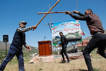 بازي بومي محلي چوب زني توسط جوانان روستا در جشنواره 