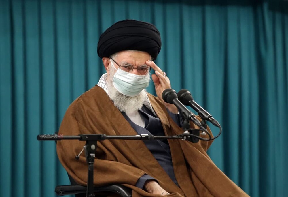 احترام نظامی رهبری در دیدار با فرماندهان نیروی هوایی