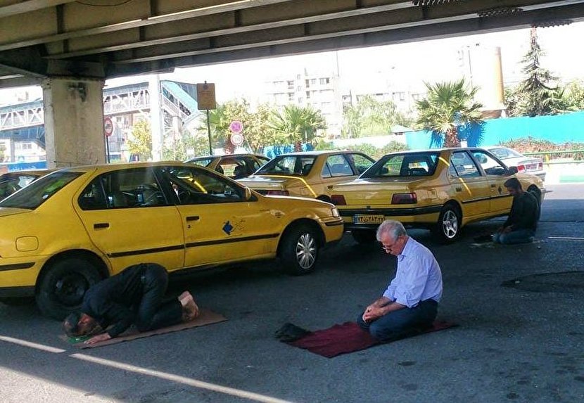 عکس: نماز اول وقت راننده تاکسی‌ها