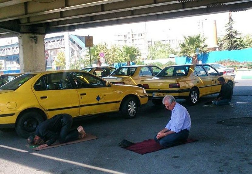 عکس: نماز اول وقت راننده تاکسیها