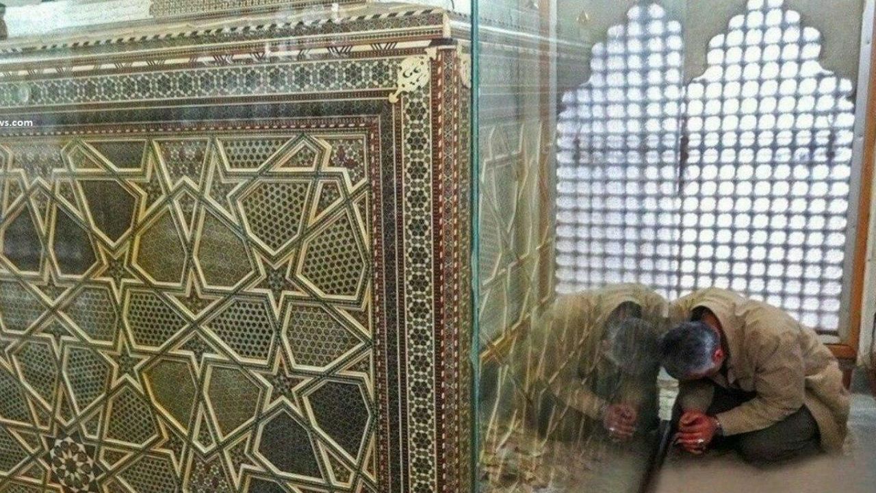 شهید سردار سلیمانی در حرم حضرت زینب (س) + عکس