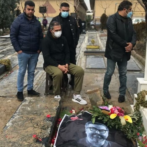 عکس عابدزاده بر مزار هم مهرداد میناوند عکس عابدزاده بر مزار هم مهرداد میناوند