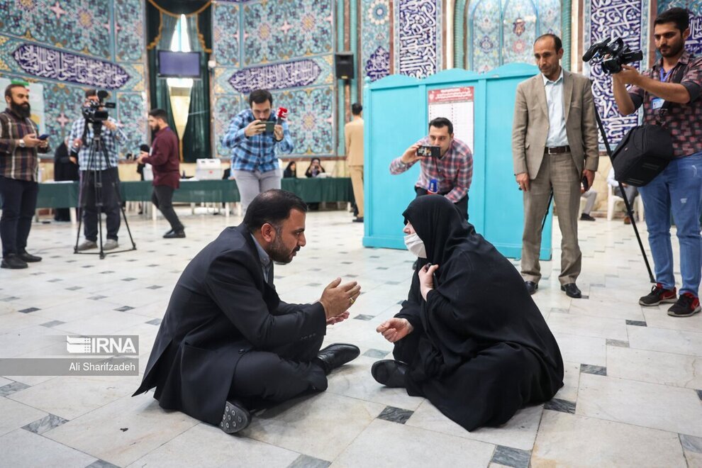 تصاویر: حرکت عجیب آقای وزیر، وسطِ حسینیه ارشاد سوژه شد تصاویر: حرکت عجیب آقای وزیر، وسطِ حسینیه ارشاد سوژه شد