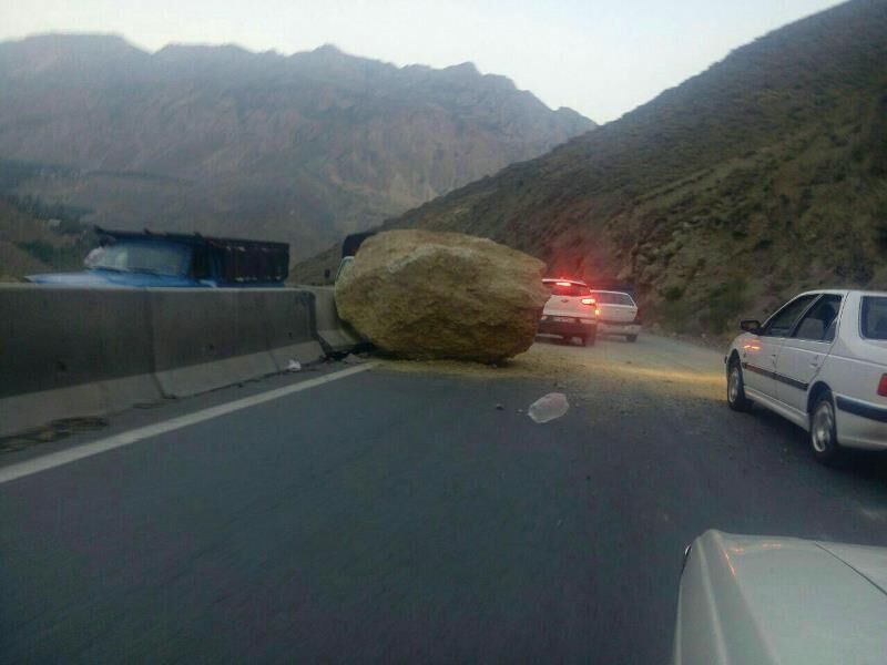 سقوط سنگ غول‌پیکر، جاده کرج - چالوس را بست
