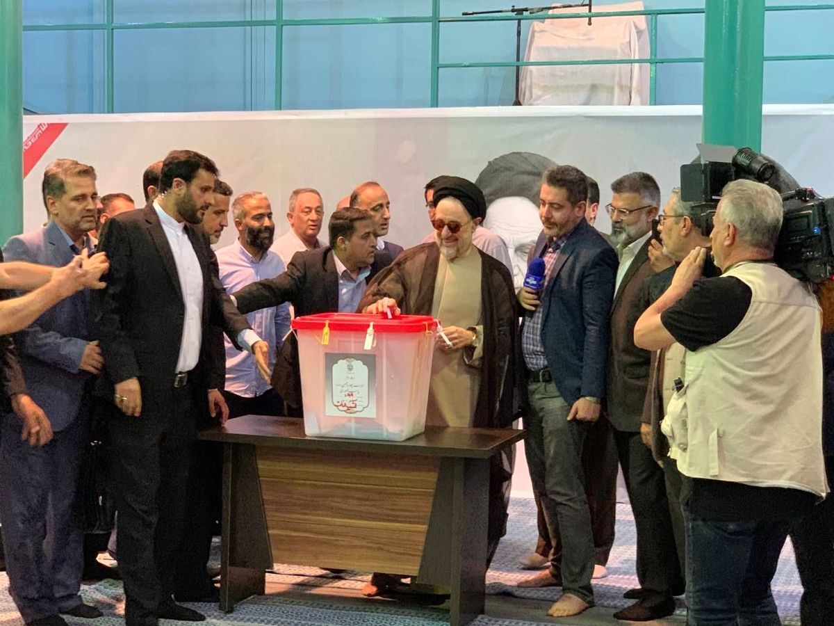 خاتمی در مرحله دوم انتخابات چهاردهمین دوره ریاست جمهوری شرکت کرد