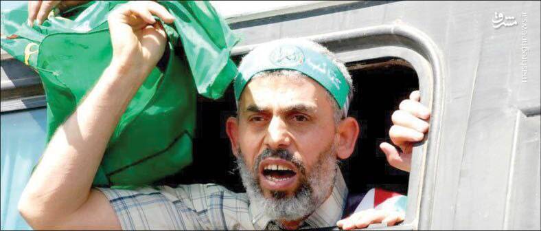 دو عکس از لحظه آزادی یحیی سنوار در سال ۲۰۱۱ دو عکس از لحظه آزادی یحیی سنوار در سال ۲۰۱۱