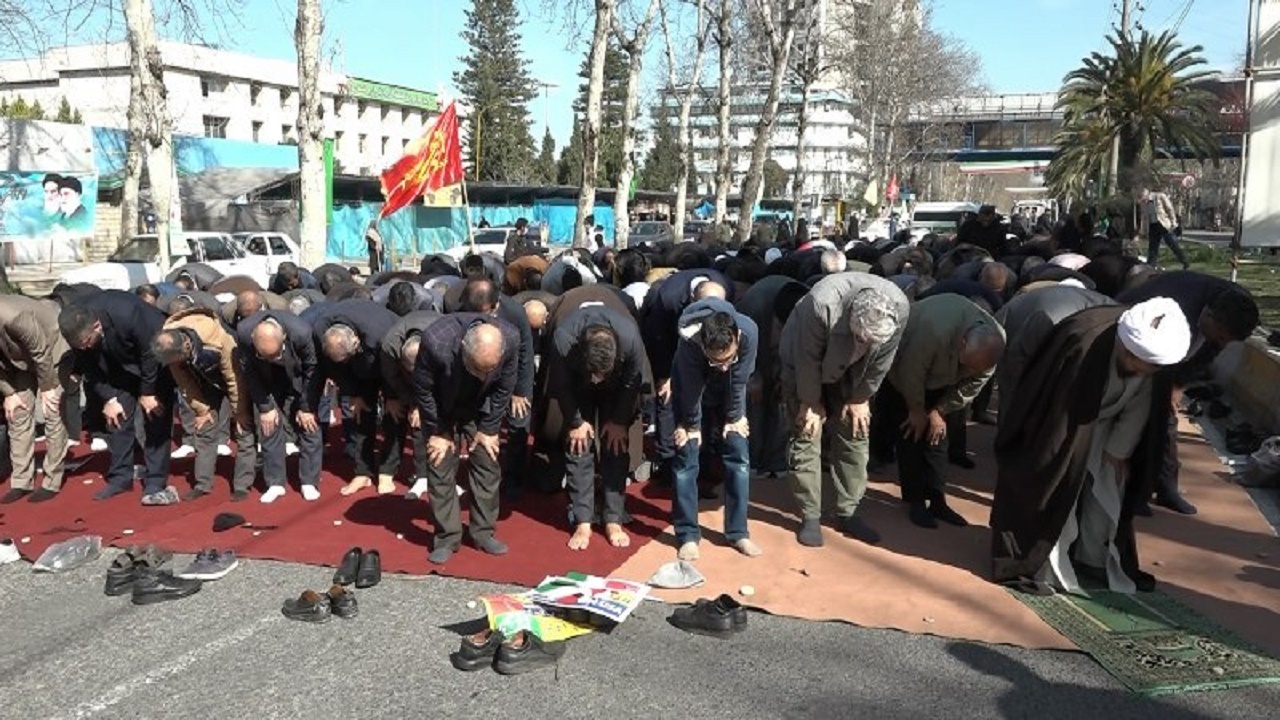 اقامه نماز جماعت بعد از راهپیمایی یوم الله ۲۲ بهمن