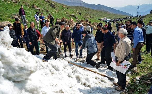 همدلی نیاکی‌ها و اسکی‌ها لاریجان با آیین سنتی ورف چال؛ روزی که زنان پادشاهی می‌کنند