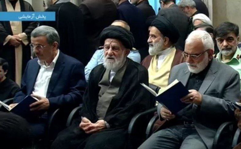 (تصویر) حضور احمدینژاد در مراسم ترحیم رییس جمهور فقید و همراهان در حسینیه امام خمینی (ره)