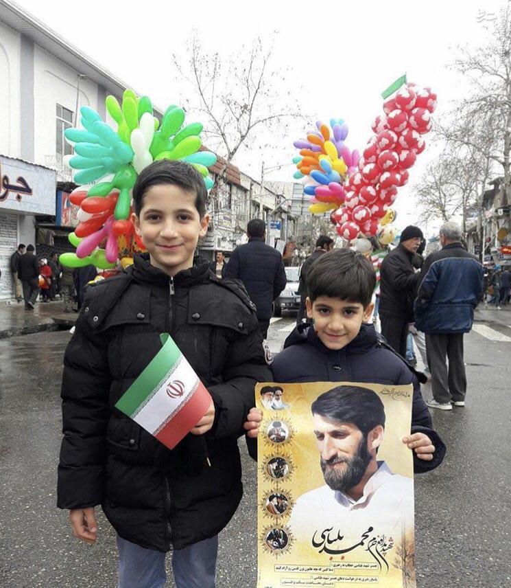 عکس/ فرزندان شهید مدافع حرم در راهپیمایی 22 بهمن