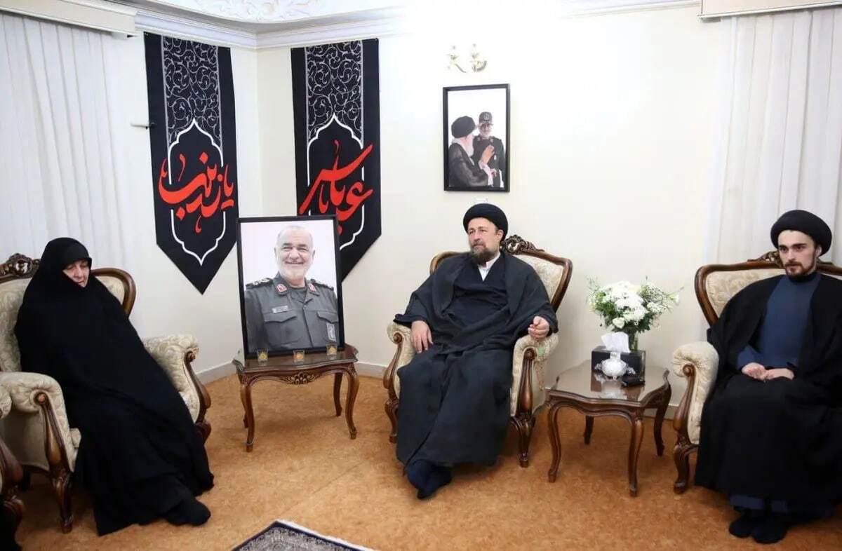                               دیدار سیدحسن‌خمینی با خانواده شهید سپهبد حسین سلامی                      