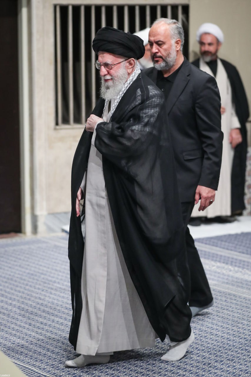 تصویری از لحظۀ ورود رهبر انقلاب به حسینیۀ امام خمینی(ره)