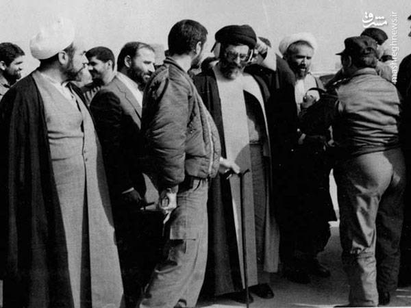 آیت الله حائری شیرازی در کنار آیت الله خامنه ای رئیس جمهور وقت در یک پادگان نظامی در زمان جنگ