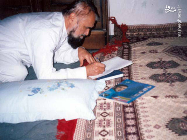 آیت الله حائری شیرازی در منزل شخصی و در حال نوشتن