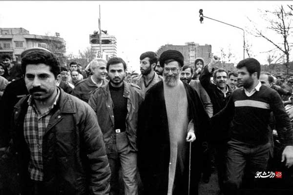 تصویری جالب از رهبری در راهپیمایی ۲۲ بهمن تصویری جالب از رهبری در راهپیمایی ۲۲ بهمن