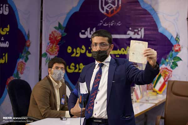 کاندیدای ۱۴۰۰ با کروات به وزارت کشور رفت کاندیدای ۱۴۰۰ با کروات به وزارت کشور رفت