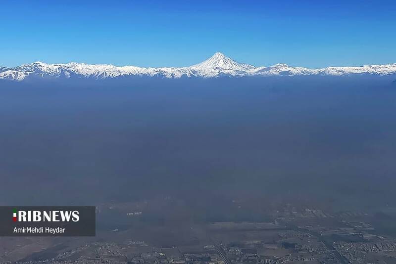 مشرق نیوز - عکس/دماوند و آلودگی وحشتناک هوای تهران در یک قاب!