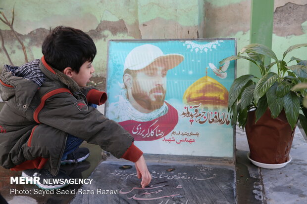 محمد حسین کارگر برزی   فرزند شهید مدافع حرم مهندس کارگر برزی ( شهید مهندس کارگر برزی در سال 92 در سوریه به شهادت رسید)