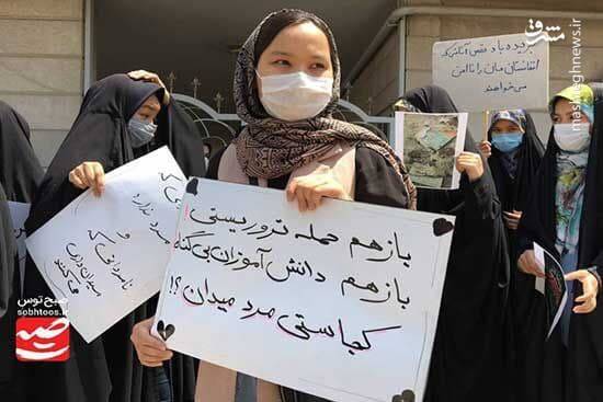 پلاکارد قابل تامل در دستان یک خانم افغانستانی+ عکس