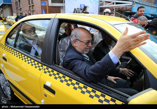 عکس/ وزیری که تاکسی سوار می‌شود!