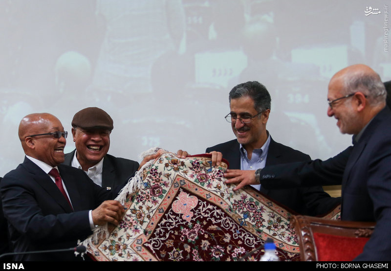 عکس: سوغات اتاق بازرگانی برای رئیس‌جمهور آفریقا