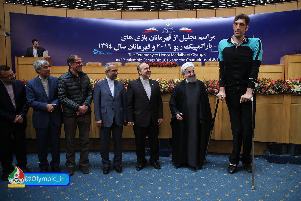 عکس/ مرد غول پیکر والیبال ایران در کنار روحانی